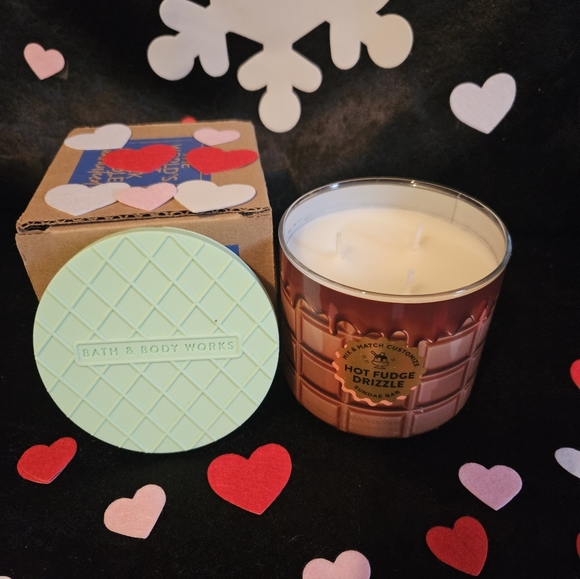NWT Bath & Body Works Hot Fudge Drizzle 3-wick Candle with Mint Lid - Brown - Picture 2 of 5